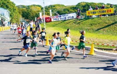 写真：スタートを切り、コースを走る選手たち