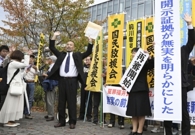 写真：名古屋高裁金沢支部の再審開始決定を受け、喜ぶ前川彰司さん（中央）ら＝２３日午前、金沢市