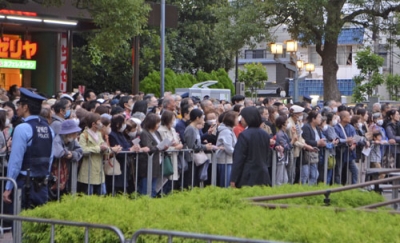 写真：衆院選の演説を聞く東京１５区の有権者ら＝２１日、東京都江東区