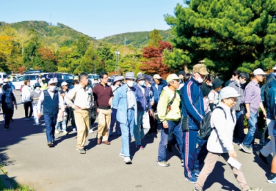 写真：亀田記念公園駐車場を出発し妙隆寺へ向かう参加者