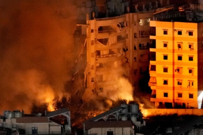 写真：２３日、イスラエル軍の空爆を受けた建物から立ち上る炎と煙＝レバノンの首都ベイルート（ＡＰ＝共同）