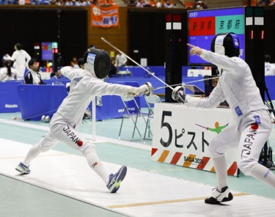 写真：国民スポーツ大会のフェンシング成年男子エペで、京都・飯村一輝（右）と対戦する新潟・古俣聖＝１０月、ＳＡＧＡサンライズパーク総合体育館