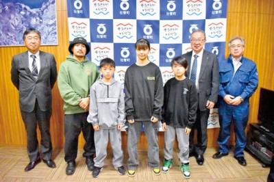 写真：田鍋町長に全国での活躍を誓った「ＨＫＲ ＪＵＭＰＲＯＰＥ ＣＬＵＢ」のメンバー（中央）