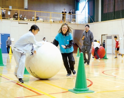 写真：「ふるさと昔話」の紙芝居やＤＶＤを寄贈した高山実行委員長（左）と小島副実行委員長（右）と大塩町長