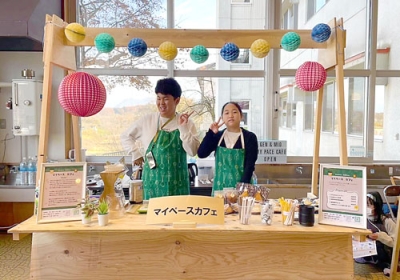 写真：マイペースカフェを出店するゲンちゃん（左）とミオちゃん