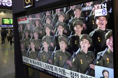 写真：韓国・ソウル駅のテレビで放映された北朝鮮兵のニュース映像＝１８日（ＡＰ＝共同）