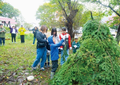 写真：クチャ作りを体験する児童ら