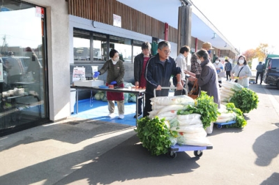 写真：開店と同時に大袋に入ったダイコンなどが飛ぶように売れた越冬野菜大即売会