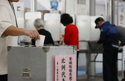 写真：衆院選で票を投じる有権者＝２７日午前、東京都新宿区