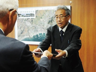 写真：当選証書を受け取る杉谷氏＝２７日午前１０時２０分、豊浦町役場