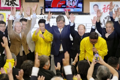 写真：東京２４区で当選を決め、万歳する萩生田光一氏（中央）＝２８日未明、東京都八王子市