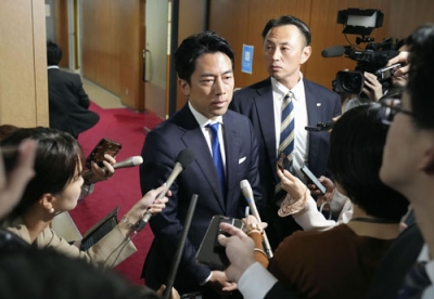 写真：自民党の臨時役員会後に取材に応じる小泉選対委員長。選対委員長の辞任を表明した＝２８日午後、東京・永田町