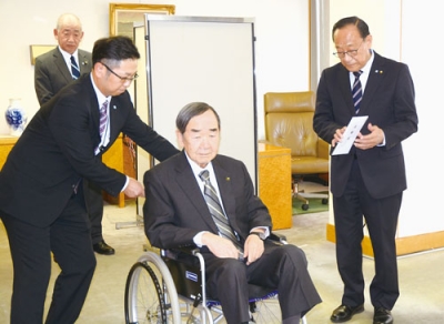 写真：藤田議長（右）に退職届を提出した岩倉市長