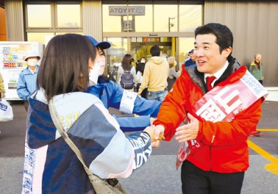 写真：三つどもえの選挙戦を制した山岡氏。勢いは自民支持層も取り込んだ