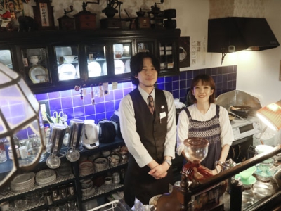 写真：「喫茶　水鯨」店主の山口修平さん（左）と妻加奈さん＝大阪市西区