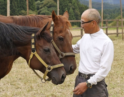 写真：競走馬を引退した２頭の世話をする元調教師の栗林信文さん＝１０月、福島県鮫川村