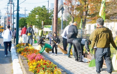 写真：清掃活動に精を出す参加者たち