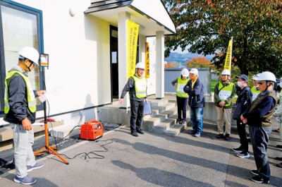 写真：発電機の使用法を学ぶ参加者たち