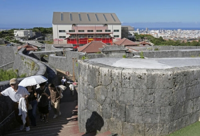 写真：那覇市の首里城公園。修復作業が続く正殿（奥）は「素屋根」で覆われている＝２８日