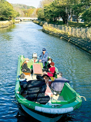 写真：水上からの景色を楽しむ乗船客ら