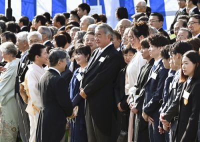 写真：秋の園遊会で、パリ五輪陸上女子やり投げで金メダルの北口榛花さん（前列右から７人目）らと話される天皇、皇后両陛下＝日午後、東京・元赤坂の赤坂御苑