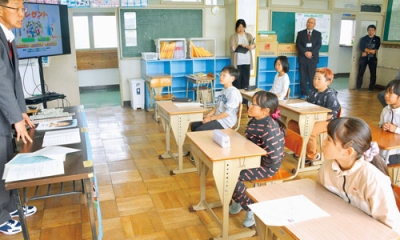 写真：中山さん（左）から人権について学ぶ児童たち