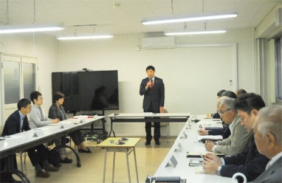 写真：協議会であいさつする青山会長