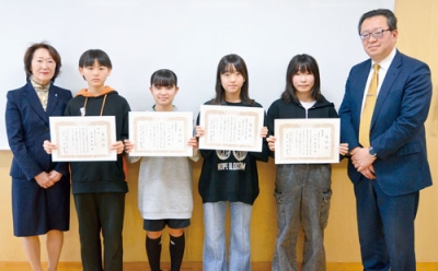 写真：税に関する絵はがきコンクールで入賞したみなと小の（左側２人目から）髙橋さん、市川さん、中島さん、中田さん