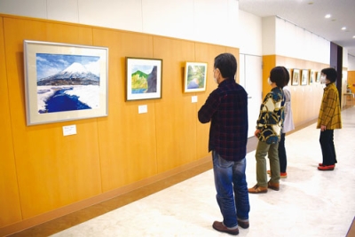 写真：みずみずしく彩り豊かな作品が並ぶ水彩画展