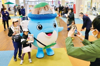 写真：「いいもの。たくさん。室蘭産。」のイメージキャラクター「らんドル」は子どもたちにも大人気