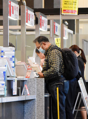 写真：２０２５年用のお年玉付き年賀はがきの販売が始まった東京中央郵便局の窓口＝１日午前、東京都千代田区