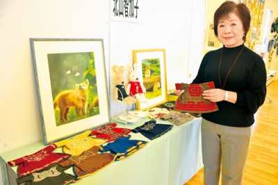 写真：初めてミニサイズのアイヌ衣装を展示した北山さん