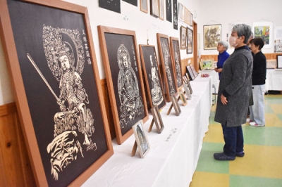 写真：会員らの個性が光る彫刻や絵画