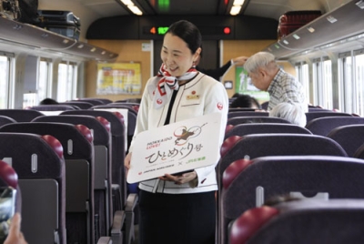 写真：ＪＲ北海道の列車内で接客する日航客室乗務員の小林恵理子さん＝１０月２４日