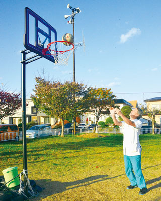 写真：くさぶえ公園でバスケットを楽しむ皆川さん