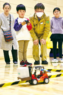 写真：真剣な表情でラジコンを操作する子ども