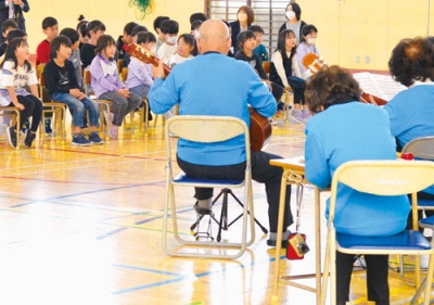 写真：マンドリンの演奏に耳を傾ける子どもたち