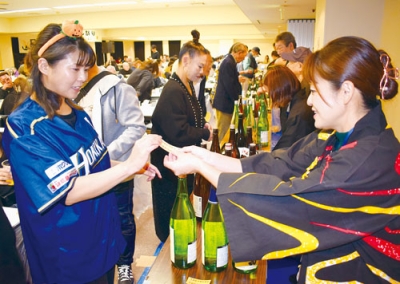 写真：多くの地域住民が喉を潤した「日本酒＆ビール祭り」