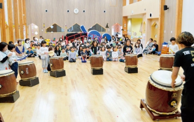 写真：一生懸命太鼓をたたく年長児