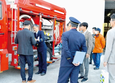 写真：京畿道の視察団に消防車の説明をする登別消防本部