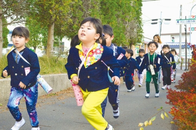 写真：高台を目指し園から避難する園児たち