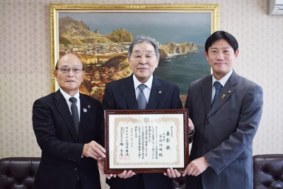 写真：青山市長に受章を報告した安藤さん（中央）