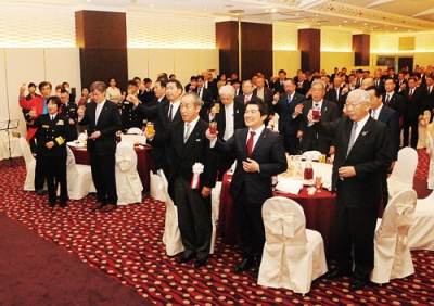 写真：乾杯で室蘭商議所創立１００周年を祝う出席者