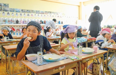 写真：おいしそうにシカ肉ドライカレーを頬張る子どもたち