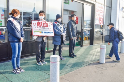 写真：買い物客に献血への協力を呼びかける会員たち