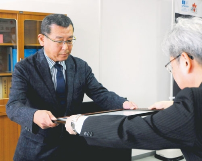 写真：感謝状を受け取る木村会長