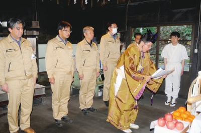 写真：「吹子祭り」で活動を報告する佐々木刀匠（右から２人目）