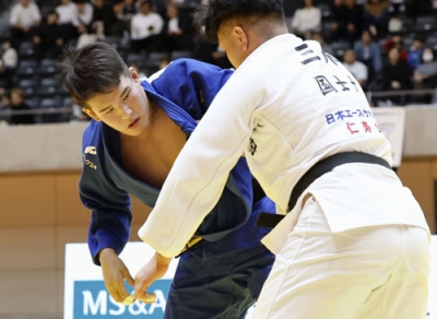 写真：柔道講道館杯男子１００キロ級で初優勝したグリーン海斗（左）＝高崎アリーナ