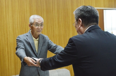 写真：安宅教育長から感謝状を受け取る垣内さん