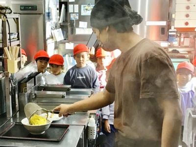 写真：蘭たん亭でラーメンづくりを学ぶ園児たち（提供写真）